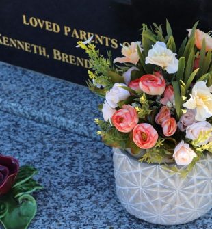 Att välja begravningsbyrå: Trygghet, omsorg och praktiskt stöd när någon dör