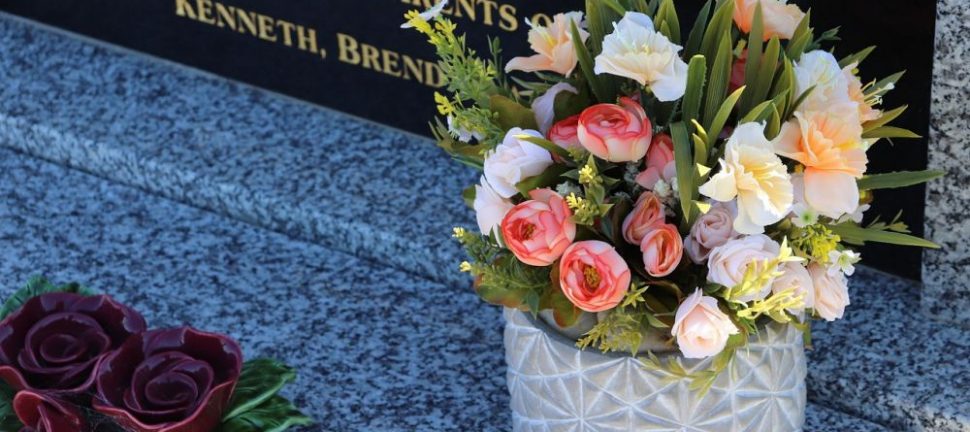 Att välja begravningsbyrå: Trygghet, omsorg och praktiskt stöd när någon dör