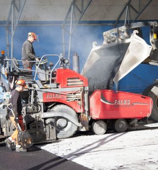 Asfalt i praktiken: Från vägbygge till hållbara ytor