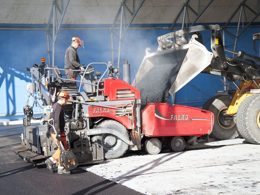 Asfalt i praktiken: Från vägbygge till hållbara ytor