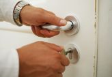 Dörrstängare göteborg  tryggare entréer i en levande stad