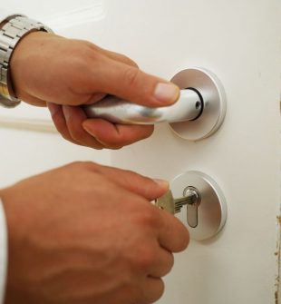Dörrstängare göteborg  tryggare entréer i en levande stad