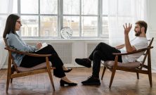 Vad gör en psykiatriker och när kan det vara rätt hjälp?