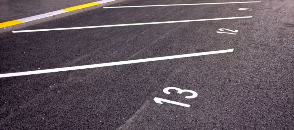Linjemålning parkering  grunden för en trygg och effektiv parkeringsplats