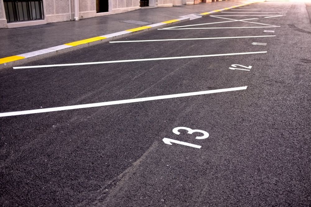 Linjemålning parkering  grunden för en trygg och effektiv parkeringsplats